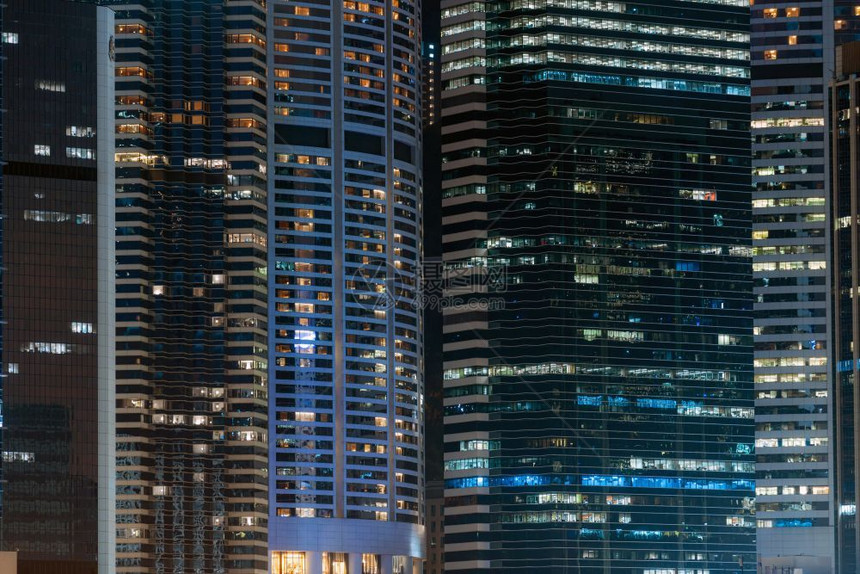 风景优美旅行香港城景夜市摩天大楼商业金融区旅游和目的地建筑设及标概念等均在夜幕建筑设和里程碑式概念上关闭船图片