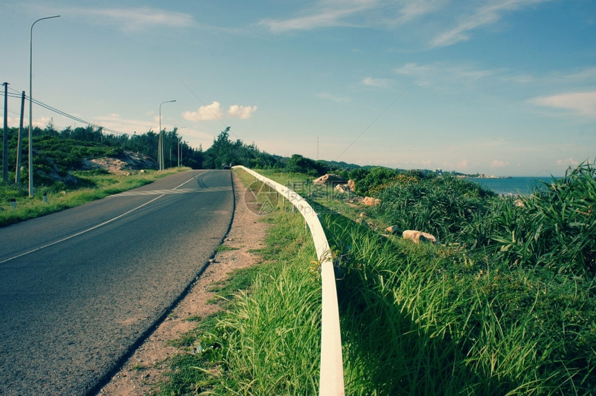 越南海岸美丽的景色海滩和道路之间的边界越南乡村的美丽景观街上的阴影越南边LagiBinhThuan的这种景象越南克加自然图片