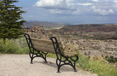 时间侵蚀木制风化长凳以卡帕多西亚的山景为背木制风化长椅以山景为背火鸡图片