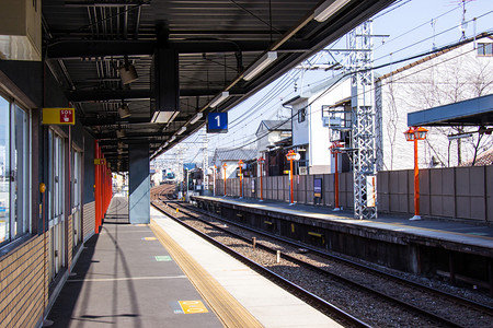 京张铁路等待当地的FushimiInari车站是位于Fushimiku的火车站是日本京都FushimiInari神庙下游客访问的Keih背景