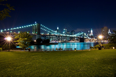 蓝色的美国纽约布鲁克林大桥夜景之从曼哈顿布鲁克林金融的河高清图片素材