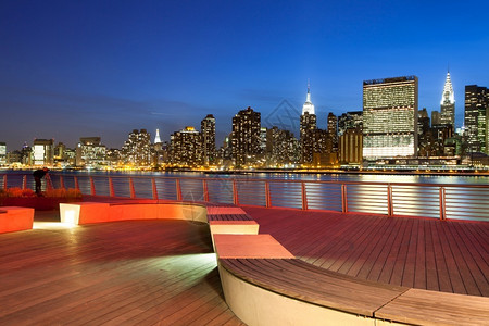 摩天大楼发光的际线GantryPlaza公园和曼哈顿天线美国纽约州市图片