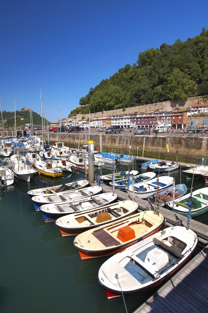 建造旧渔港老城圣塞巴斯蒂安多诺提亚古伊普兹科阿巴斯克西班牙欧洲旅游船图片