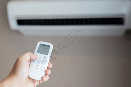 度数一种手人们对空调进行遥控制25摄氏度以节省室内的电量图片