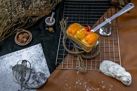 传统法国甜点马约姆吉契德Mayomgchidtart的美丽背景布局木制的早餐桌子叶子高清图片素材