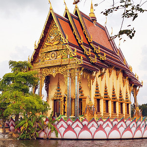 佛教蓝色的泰国Samui岛WatPlaiLaem寺庙综合体宝塔图片