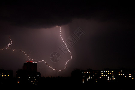 闪电雷暴夜间多云的天空背景力量点燃电气图片