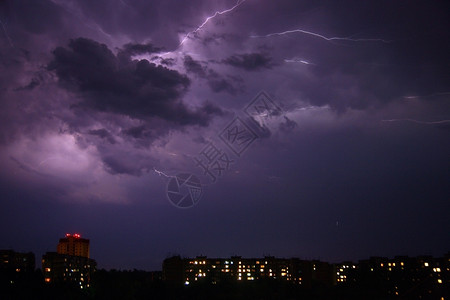 黑色的霹雳闪电雷暴夜间多云的天空背景电气图片
