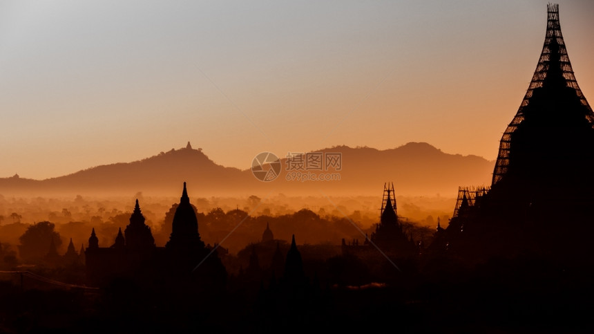 亚洲人早期的多雾路段在巴根的寺庙太阳升起清晨在巴根的神庙图片