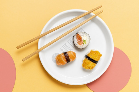戳高清晰度照片面的筷子和寿司片板优质照亚洲日本人图片