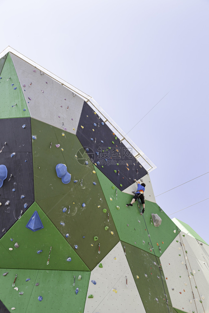 墙上的攀爬者一名运动员练习升级运动的详情抱石脚趾目标图片