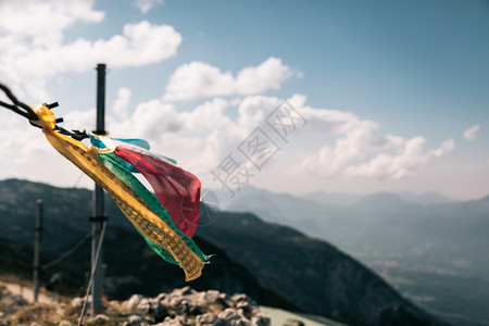 温特斯在奥地利特斯堡山峰的风中飘扬旅游丰富多彩的金属丝背景