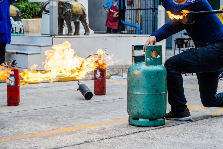 员工消防训练关闭燃煤气罐阀门火化人们培训灭火户外图片
