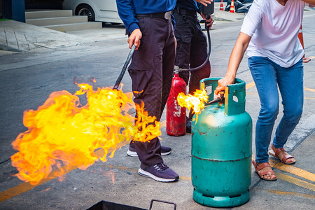 燃烧离开员工消防训练关闭燃煤气罐阀门火化热的图片