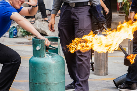 救援气体员工消防训练关闭燃煤气罐阀门火化图片