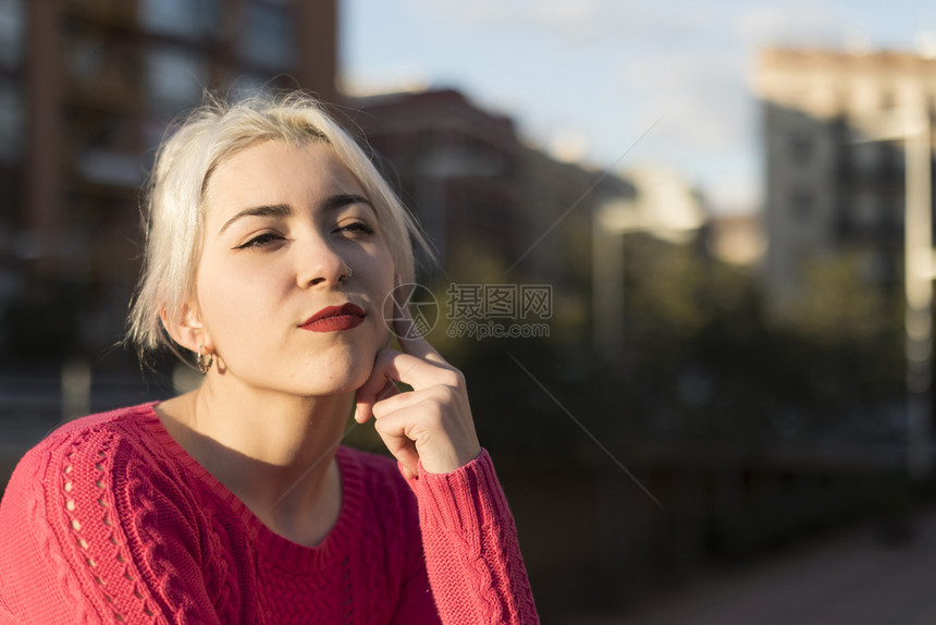 脸一名年轻金发女子穿着红色甜点在街上游荡的肖像成人减轻图片