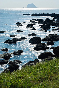 戏剧场景海边落水阳光照耀清晨在海边反射早海滩高清图片素材