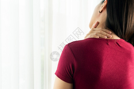 颈部疼痛不适的女性背景图片