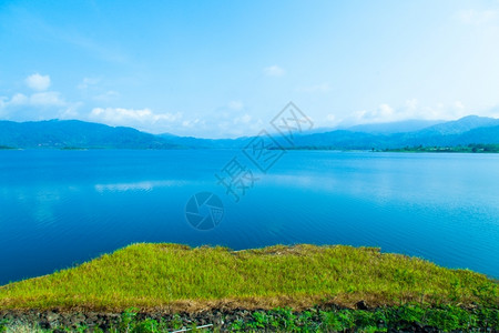 高山湖综合岩层雾覆盖了早上的高峰会森林荒野秋天背景图片