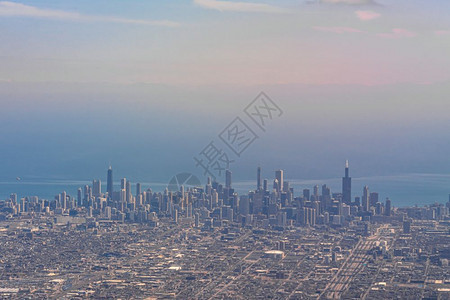 走道天线翅膀芝加哥市景河边的空中观察下午通过飞机窗翼美国市中心天际线建筑和以及旅游观赏概念看一时空风景背景图片