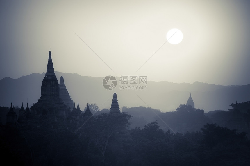 有雾缅甸巴甘王国Bagan古老佛教寺庙的惊人日落颜色和轮廓以及缅甸旅游地貌和目的纪念碑建筑学图片