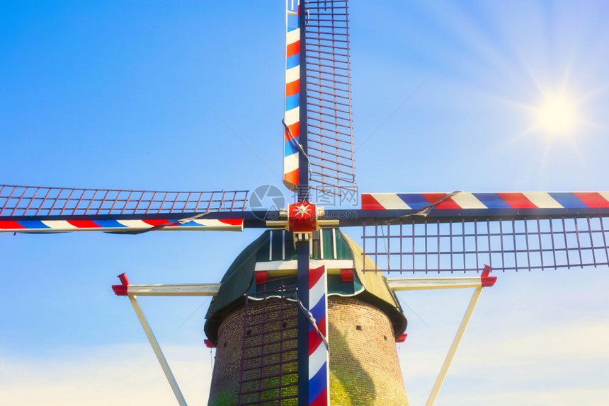 发电机荷兰蓝天下的传统荷兰风车特写蓝天下色彩缤纷的传统荷兰风车特写农场欧洲图片
