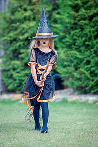 帽子巫婆诡计可爱的小女孩在秋天万圣节穿着装扮的美少糖或用杰克南瓜特里图片