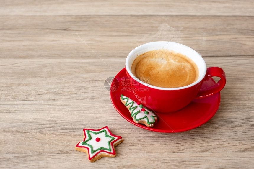 新的绿色杯子圣诞快乐有自制饼干和咖啡杯在木桌背景的圣诞晚会派对节假日和新年快乐概念图片