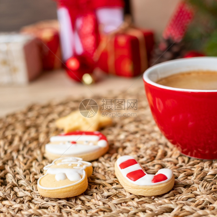 冬天棕色的圣诞快乐有自制饼干和咖啡杯在木桌背景的圣诞晚会派对节假日和新年快乐概念克劳斯图片