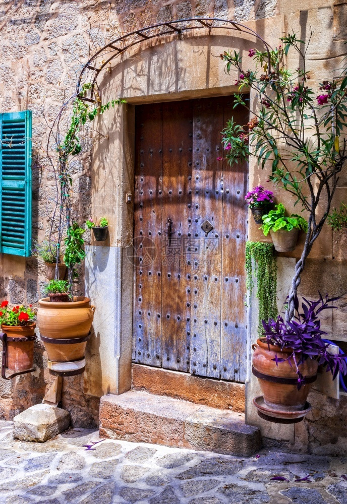 旅行装饰带旧门窗古老大的迷人花绿街头地中海文化和传统村落布满了古老门窗的地中海文化和传统村落视窗图片