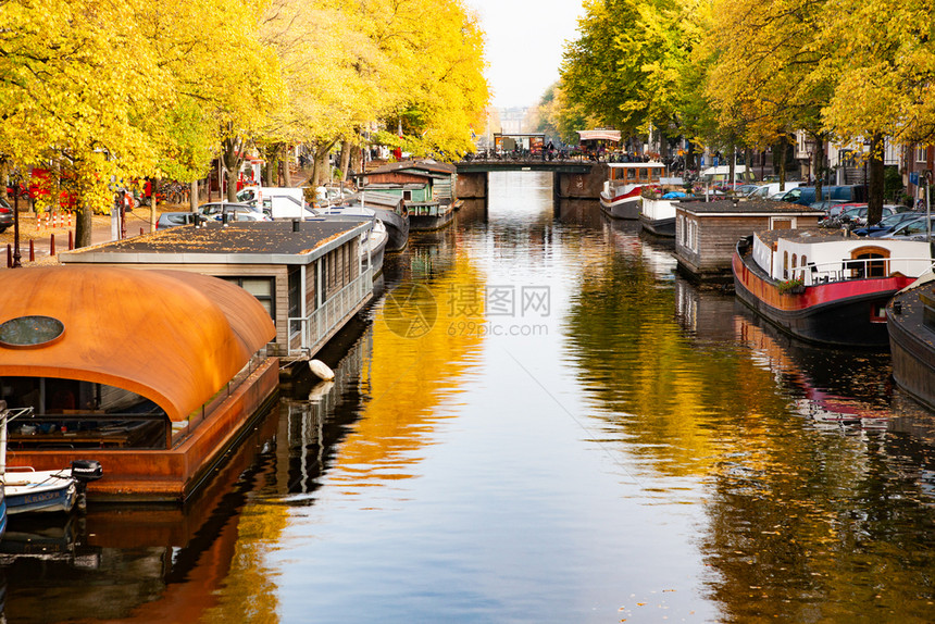 景观荷兰阿姆斯特丹美丽的运河和传统荷兰建筑明信片图荷兰阿姆斯特丹建筑物正面图片