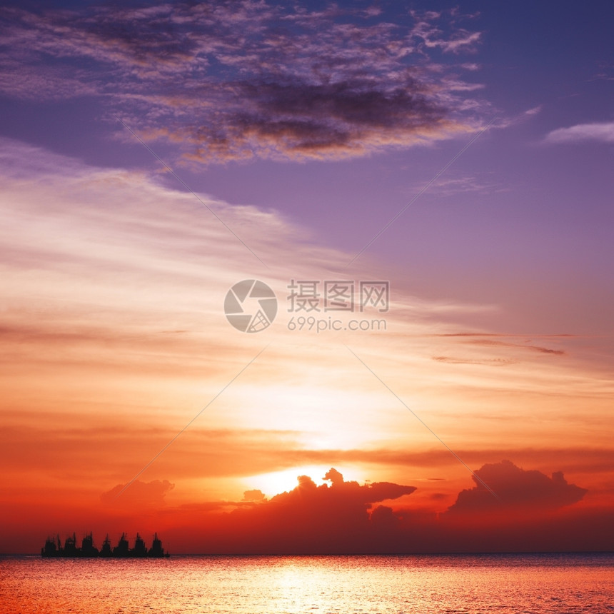 水海岸宁静的面上美丽日落泰国图片