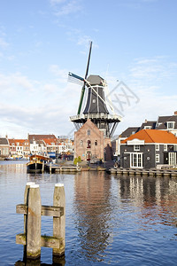 过去的优质春天荷兰运河古典风力磨车图片
