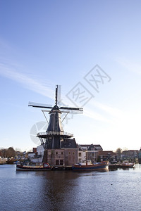 自然过去的地标荷兰运河古典风力磨车图片