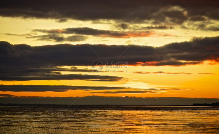 早晨海上美丽的日落波罗海俄斯水平的海洋图片
