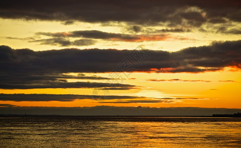 早晨海上美丽的日落波罗海俄斯水平的海洋图片