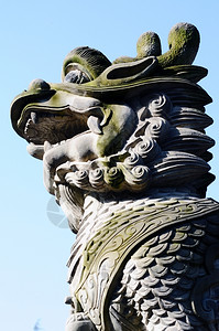 文化传奇怪兽Kirin的传统岩石雕刻佛教艺术蓝色的高清图片素材