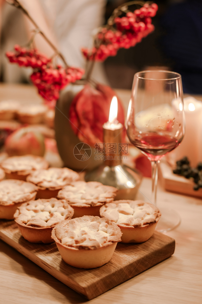 感恩节瀑布传统自制苹果馅饼在木板上为秋天的假日晚餐落下烘烤的用图片