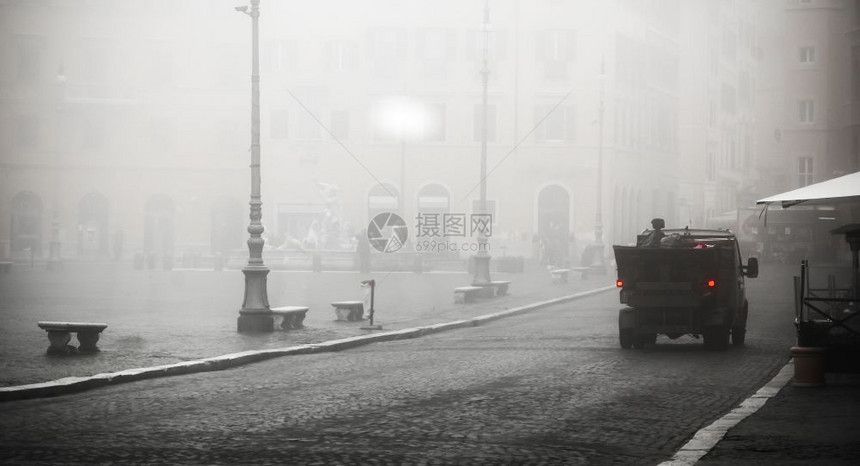 旅行和一辆垃圾车起行驶的蒙着雾中NavovanaPiazza异常景象旅游户外图片