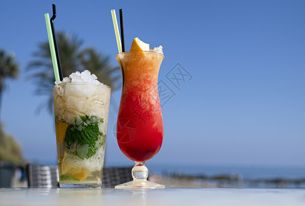 莫吉托和桑弗朗西斯科鸡尾酒在海滩上吧的桌子朗姆酒茶点奢华夏天高清图片素材
