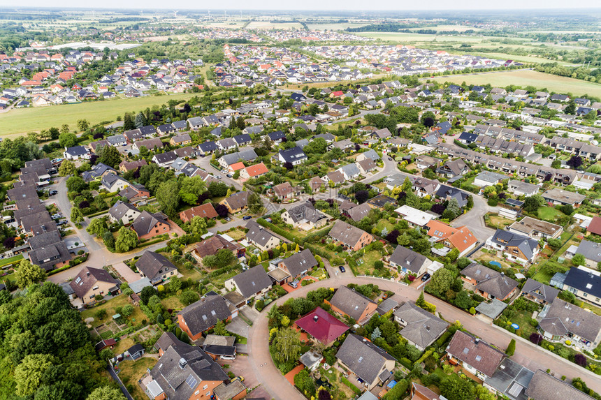 高的多于在德国北部拥有独立房屋半与世隔绝房屋和带有小型前花园和绿草地的梯田住房传统区的近郊地空中景象村庄图片