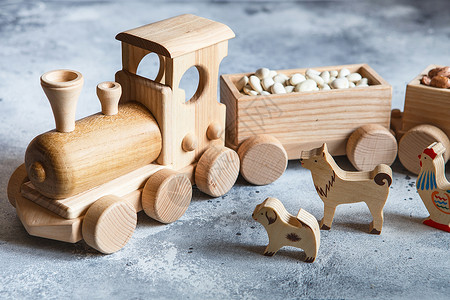 火车货车块配有马车的木火带马的木火建筑天然木材搭建教育设备儿童乘着各种货车载运的物木机车糖果友好背景