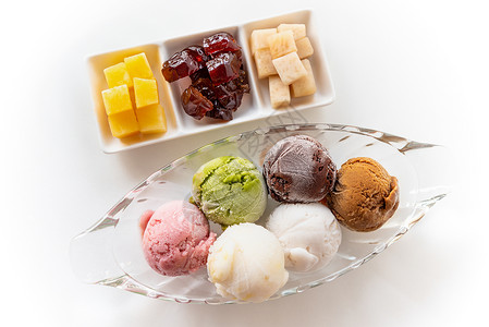 牛奶白色桌边背景上不同颜色的多彩冰淇淋夹在一张明亮的菜盘中甜美加工水果用于以泰国古老风格共进餐花彩鲜艳的雪淇淋杂冰碗香草背景图片