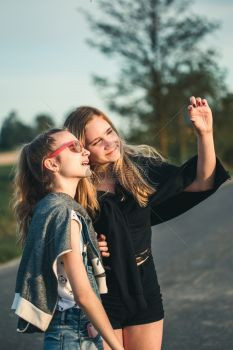 笑的青少年快乐女孩在户外散步绞刑夏日共度时光朋友玩谊图片