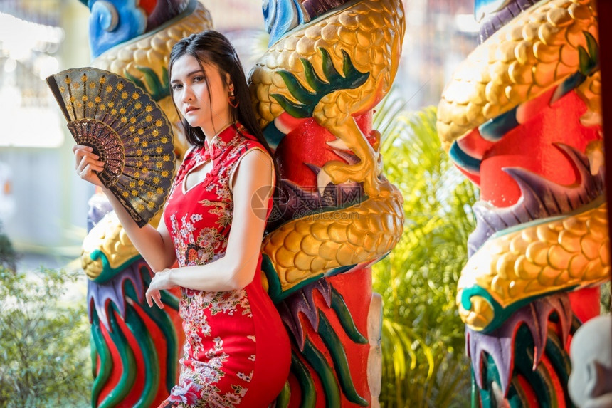 传统的亚洲年轻女子身着传统红青山装饰在泰国华神庙举办中新年节盛会的风向节日活动校对Portnoy范宁寺庙图片