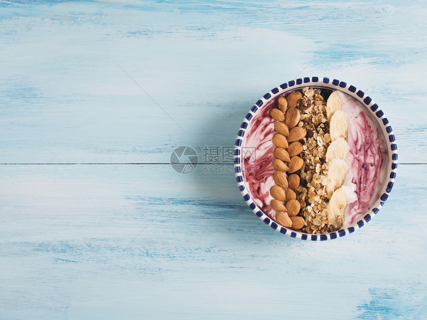 酸奶素食主义者健康品由燕麦杏仁香蕉和蓝莓制成用色桌子上美丽的盘制作健康食品甜饼香蕉和蓝莓制成的松果和梅斯利节食图片