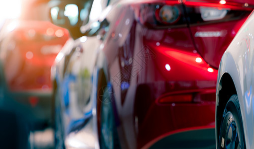 汽车工业全球电动汽车市场概念BlurBlor摄影短镜头拍一辆红色闪亮汽车用于护理和清洁业的Banner新车牌上光照头灯运动杂交种背景图片