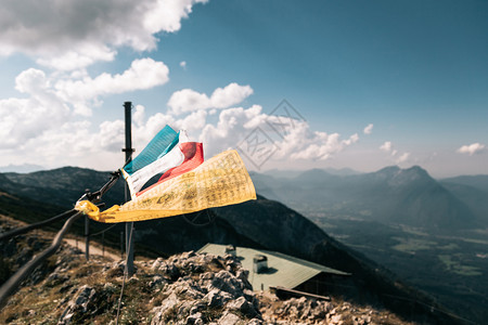 温特斯咒语庇护所在奥地利特斯堡山峰的风中挥舞着其背景是山地住所风背景