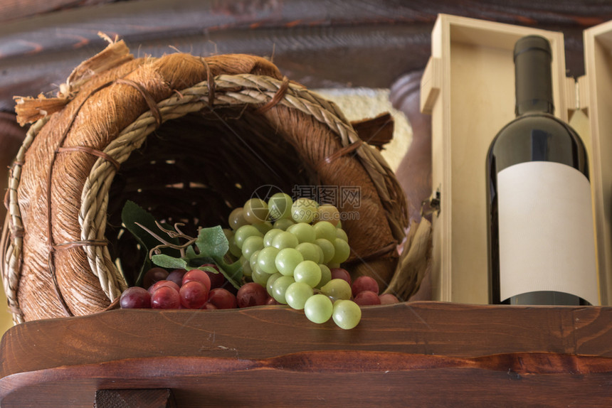 农业果汁市场一堆五颜六色的葡萄在Wodden篮子和酒瓶中其盒子放在架上一堆五颜六色的葡萄在篮子和酒瓶中带i图片
