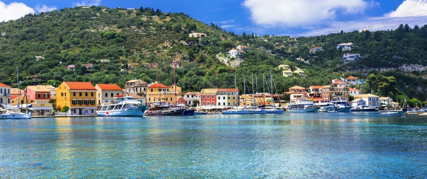 绿松石希腊伊奥尼亚岛屿美丽的和平协会海绿石和画像村Lakka希腊伊奥尼亚岛和平协会晴天安宁图片